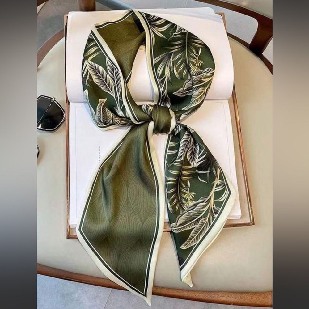 Elegant Green Leaf Print Scarf S19
